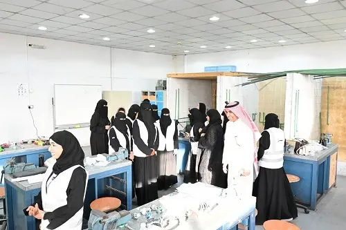 160 يداً ناعمة تتوشّح بالزيوت والزراديات في “صناعي الدمام”