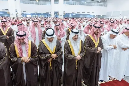 أمير الشرقية يعزّي أسر الشهداء ويؤدّي صلاة الميت في الدمام