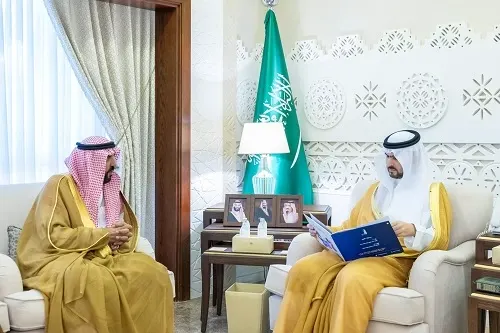 الأمير سعود بن بندر يطلع على منجزات جمعية قدوات لكبار السن