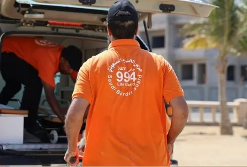 إنقاذ متنزه من الغرق في بحر ينبع