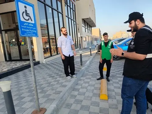 45 متطوعاً يهيئون شارعي الفتح والخليج لذوي الإعاقة وكبار السن