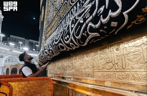 رفع ستارة باب الكعبة استعدادًا لغسلها