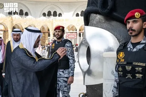 نيابة عن خادم الحرمين.. نائب أمير مكة يتشرف بغسل الكعبة