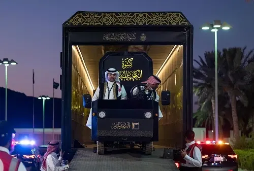 كسوة الكعبة في طريقها إلى المسجد الحرام