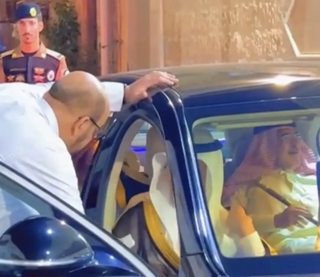 والد الشهيد علي الأبيض لوزير الطاقة: زيارتكم خففت الألم