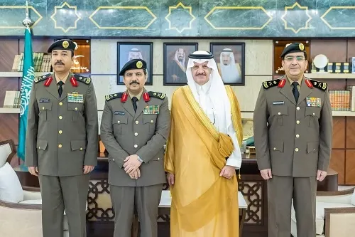 أمير الشرقية يقلّد مدير مرور المنطقة ومساعد مدير الشرطة رتبتي لواء