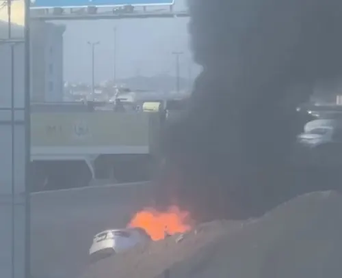 جدة.. نجاة سائق سقطت سيارته في منطقة ترابية واحترقت