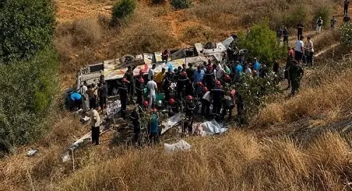 الجزائر تنكس أعلامها حداداً على مصرع 25 في انقلاب حافلة