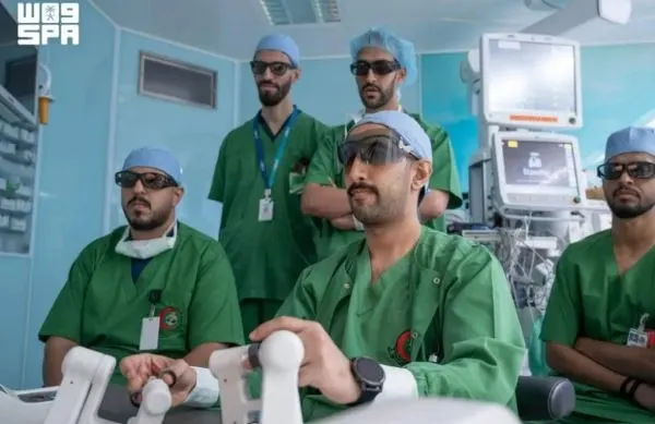بين الرياض وجدة.. نجاح أول جراحة روبوتية عن بعد