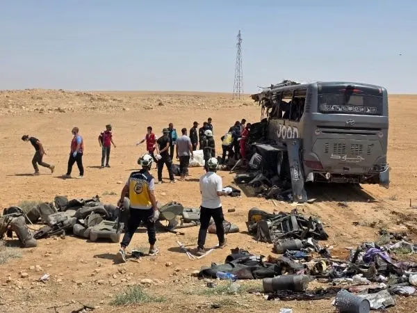 سوريا.. ارتفاع ضحايا حادث طريق دير الزور إلى 35 وفاة