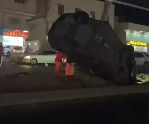 إصابة سائق اصطدمت سيارته بعمود إنارة في جدة