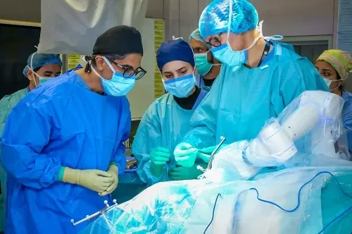 “تخصصي الملك فيصل” ينجح في علاج أول مريض بـ”ليزر الدماغ” دون جراحة