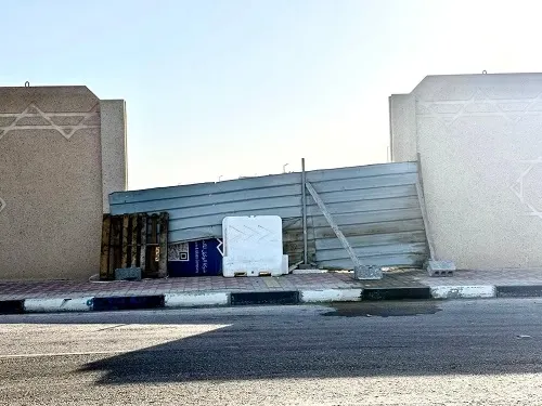 حادث مرور يهدم جزءاً من سور مقبرة الزور