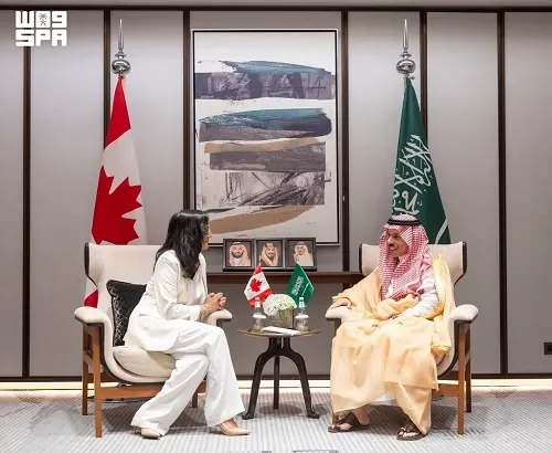 وزير الخارجية يستعرض العلاقات مع كندا ويبحث التداعيات الأمنية مع الكويت
