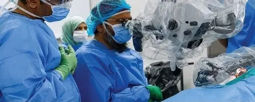 مكة.. دقة الروبوت تُعيد السمع لمريض خمسيني