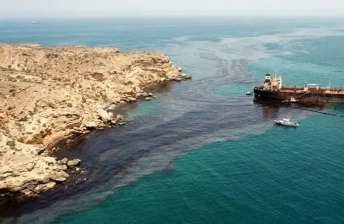 بقعة نفط السفينة الجانحة تصل إلى البرّ العُماني