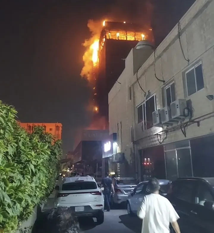 الدمام.. السيطرة على حريق مبنى العمامرة