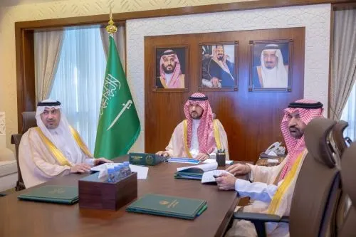 الأمير سعود بن بندر يطّلع على مشروعات المياه بالشرقية