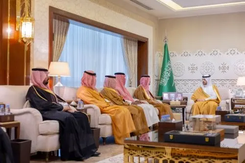 الأمير سعود بن بندر يطّلع على برامج جمعية أثر التطوعية