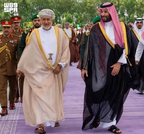 ولي العهد وسلطان عُمان يبحثان تطورات المنطقة وتعزيز التعاون