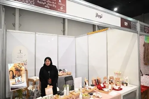 أمل عويوي تقدم صابون الحمير والطماطم الرامسي في معرض الحرف
