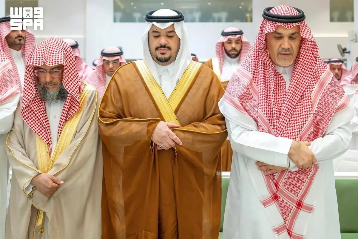نائب أمير الرياض يؤدي الصلاة على الدكتور عبدالجليل السيف
