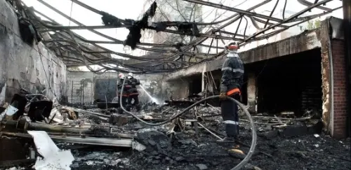باريس.. حريق يلتهم 411 عاماً من تاريخ «الأطفال الحمر»