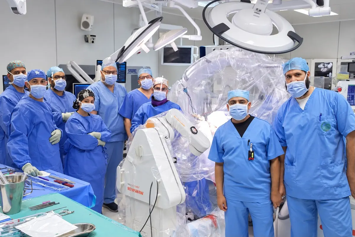 في مكة.. روبوت جراحي يتدخل لعلاج الشلل الرعاش