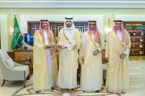 نائب أمير الشرقية يطّلع على مجسم “التلاقي”
