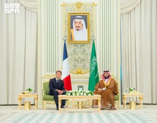 ولي العهد وماكرون يبحثان التطورات الإقليمية والدولية