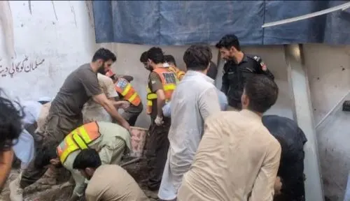 أطفال تحت الأنقاض.. 28 قتيلاً بانهيار مدرسة في باكستان